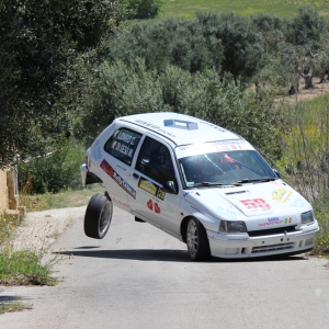 Auto in volo con ruota a spasso