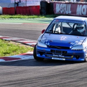 Peugeot 106, curva in pista.